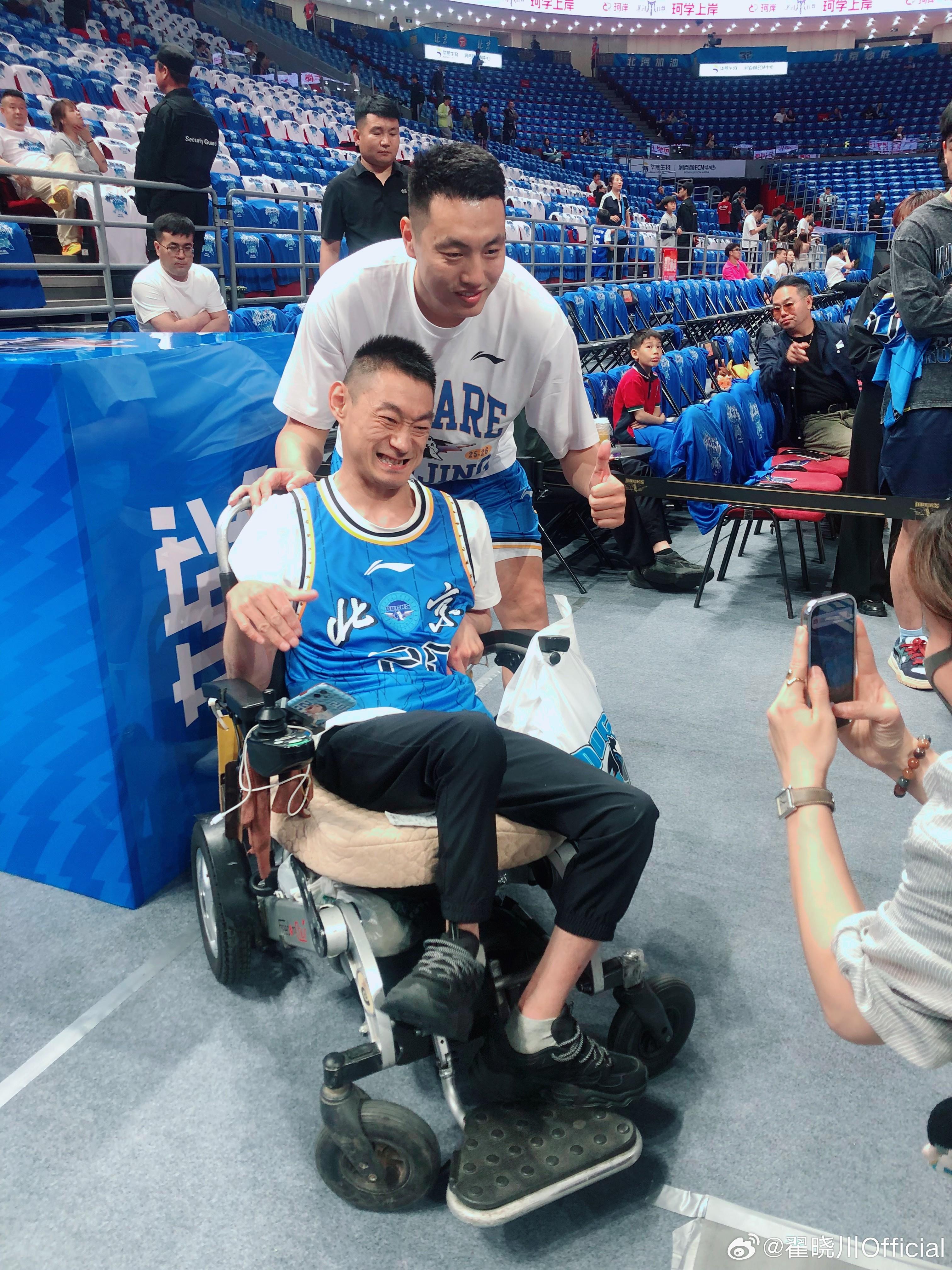 乐鱼体育官方登录网站-帮助残障球迷来主场看球，翟晓川：做力所能及的事是应该的
